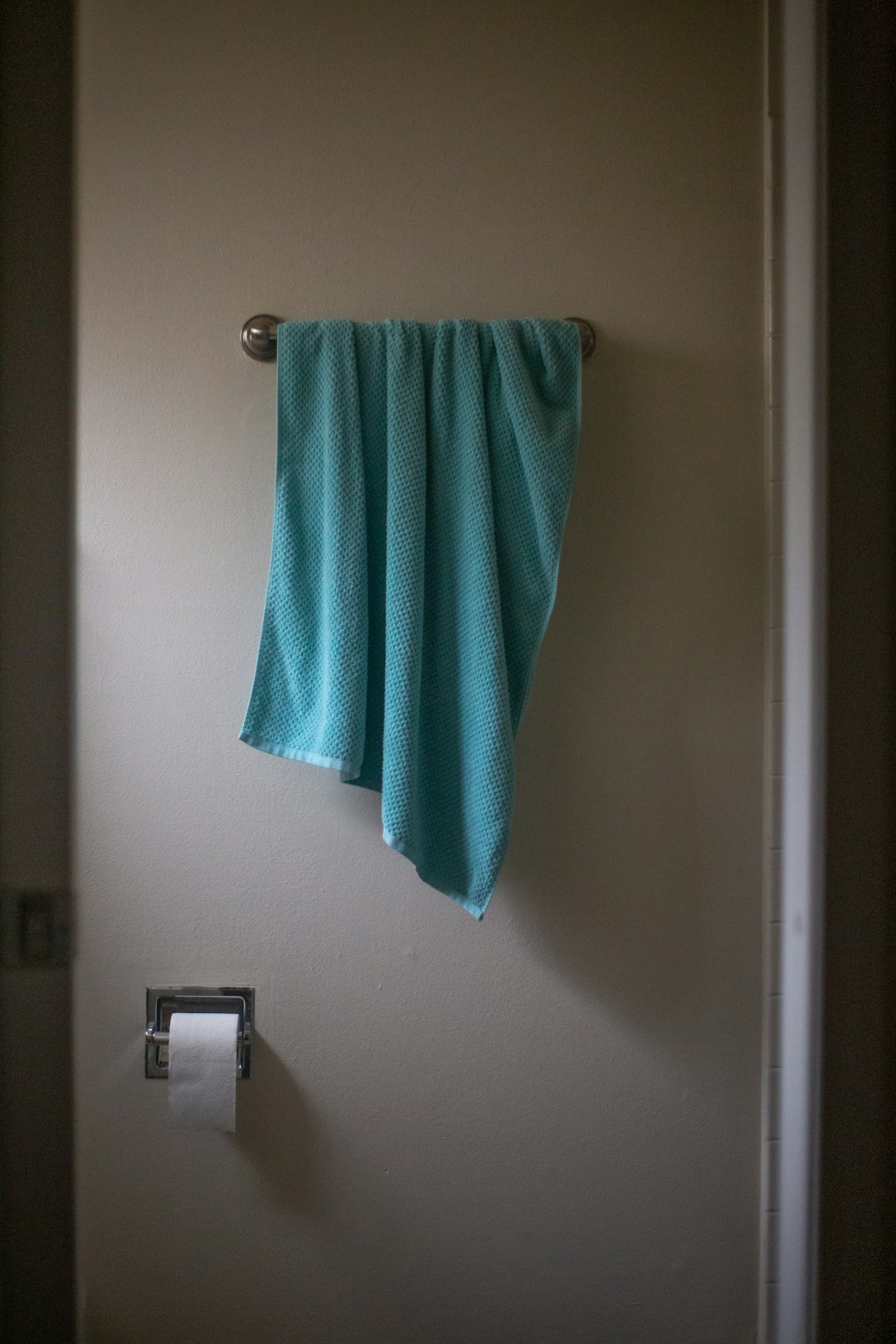 green-towel-on-white-wall-cx21nt5qefy
